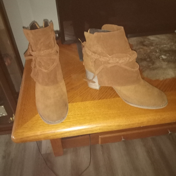 Like new Fall and Winter boots - Picture 2 of 4